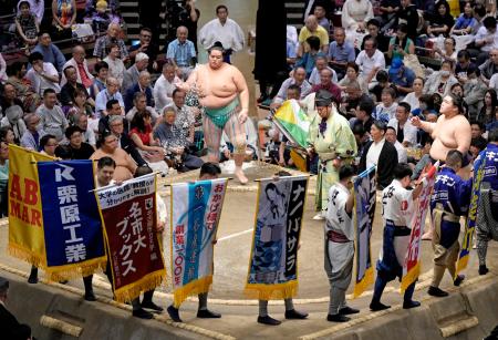 大相撲秋場所の結びの一番に出された多くの懸賞旗。奥は琴桜、右は王鵬＝９月、両国国技館