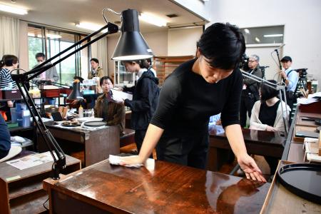 授業を再開し片付け作業をする、石川県立輪島漆芸技術研修所の生徒＝７日午前、石川県輪島市