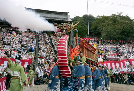 秋の大祭「長崎くんち」で引き回される西浜町の龍船＝７日午前、長崎市の諏訪神社