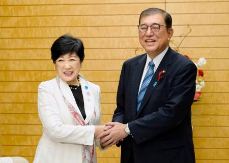 東京都の小池百合子知事（左）と握手する石破首相＝７日午後、首相官邸