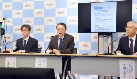 南海トラフ地震評価検討会の定例会後に記者会見する平田直会長（中央）ら＝７日午後、東京都港区