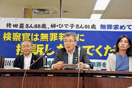 控訴断念を求める申し入れ書を提出後、記者会見する袴田巌さんの弁護団。中央は小川秀世弁護士＝７日午後、東京・霞が関の司法記者クラブ