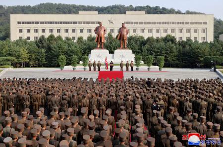 北朝鮮の国防総合大学で演説する金正恩朝鮮労働党総書記（中央）＝７日、平壌（朝鮮中央通信＝共同）