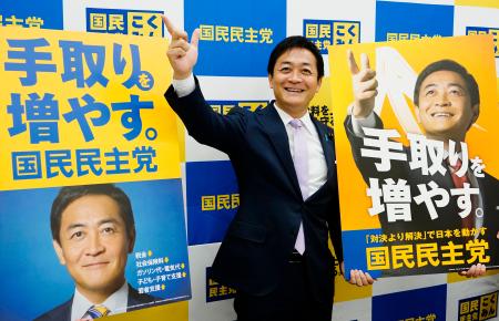 衆院選の公約を発表し、撮影に応じる国民民主党の玉木代表＝８日午前、国会