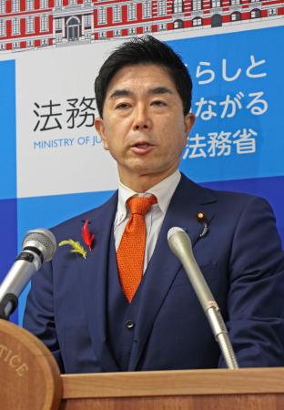 記者会見する牧原法相＝８日午前、法務省