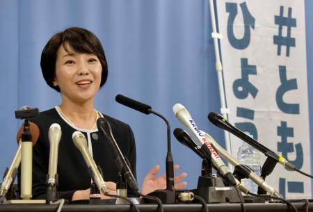 記者会見で兵庫県知事選への立候補を正式表明する稲村和美氏＝８日午後、兵庫県庁