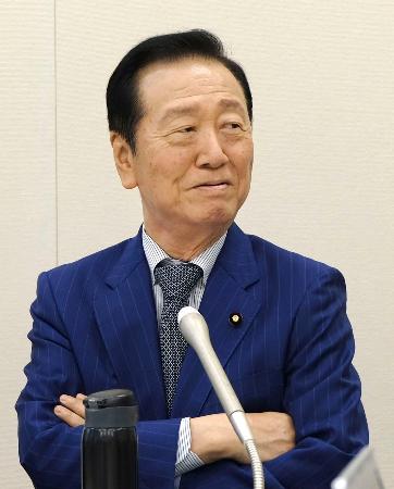 記者団の取材に応じる立憲民主党の小沢総合選挙対策本部長代行＝８日午後、国会