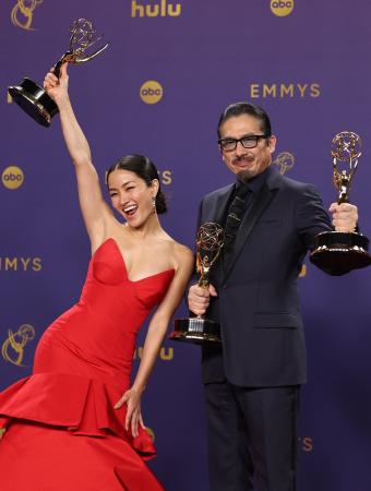 　エミー賞を受賞した真田広之（右）とアンナ・サワイ＝９月１５日、アメリカ・ロサンゼルス（ロイター＝共同）