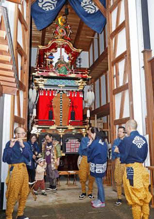 岐阜県高山市で「秋の高山祭」が始まり、街中の蔵に入った状態で公開された豪華絢爛な屋台＝９日午前