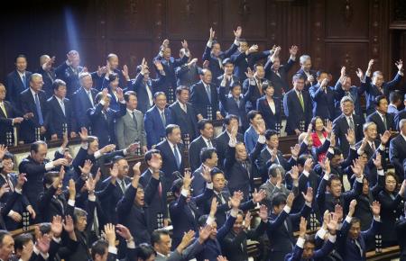 　衆院が解散され万歳三唱する議員＝９日午後４時４分、衆院本会議場