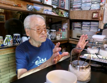 袴田巌さんとの思い出を話す喫茶店「木馬」の店主坂東昭男さん＝９日午前、静岡市