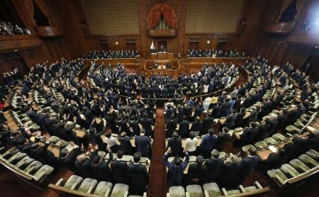 衆院が解散され万歳三唱する議員＝９日午後、衆院本会議場