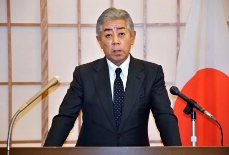 記者会見する岩屋外相＝９日夜、外務省