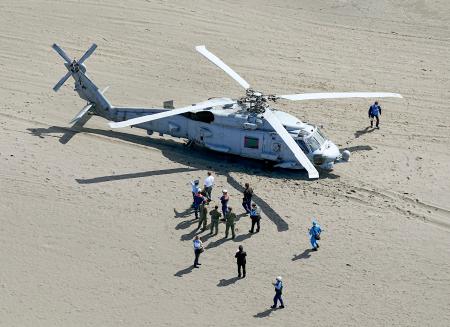 神奈川県茅ケ崎市の海岸に不時着した米軍ヘリ＝１０日午後０時１２分（共同通信社ヘリから）