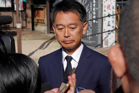 記者団の取材に応じる自民党の上杉謙太郎前衆院議員＝１１日午前、福島市