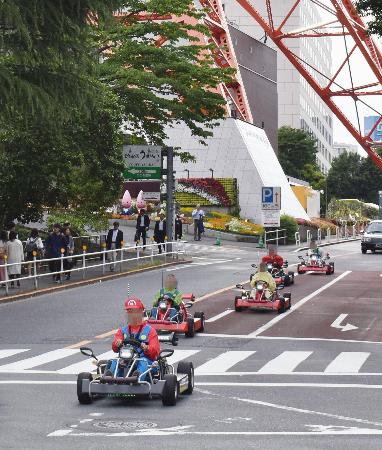 東京都内の公道を走るカート＝２０１７年５月（画像の一部を加工しています）