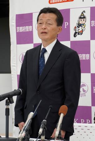 京都府警本部で離任の記者会見をする白井利明本部長＝１１日午後