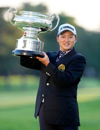 日本オープン選手権で優勝した今平周吾＝東京ＧＣ