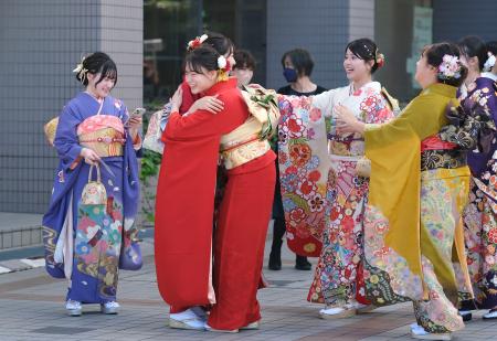 約９カ月遅れで開かれた石川県七尾市の二十歳の集いで、再会を喜ぶ参加者ら＝１３日午前