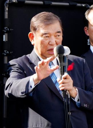 街頭演説する自民党総裁の石破首相＝１３日午後、埼玉県草加市