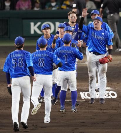 ＣＳファイナル進出を決め、タッチを交わすＤｅＮＡナイン＝甲子園