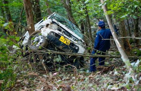 　徳島県吉野川市の山道で転落した車両＝１３日午後４時３１分