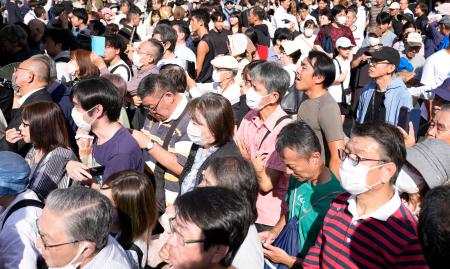 政党幹部の街頭演説に集まった聴衆＝１３日、埼玉県内