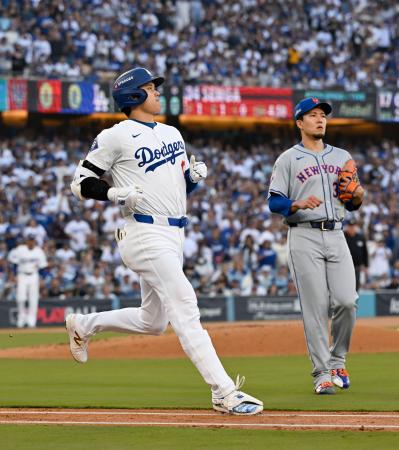 １回、二ゴロに倒れたドジャース・大谷。右はメッツ先発の千賀＝ロサンゼルス（共同）