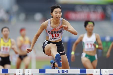 　少年女子Ａ３００メートル障害決勝　４０秒５８のＵ２０日本新で優勝した群馬・横山涼葉＝ＳＡＧＡサンライズパーク陸上競技場