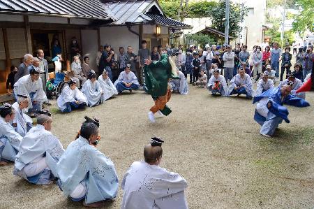 古沢厳島神社で行われた神事「えびすのお渡り」＝１４日午後、和歌山県九度山町