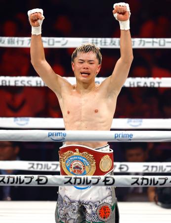 　ＷＢＯアジア・パシフィック・バンタム級王座決定戦で判定勝ちしガッツポーズする那須川天心＝有明アリーナ