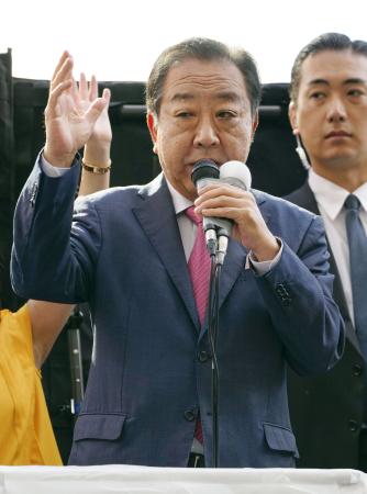 衆院選が公示され、第一声を上げる立憲民主党の野田佳彦代表＝１５日午前９時１３分、東京都八王子市