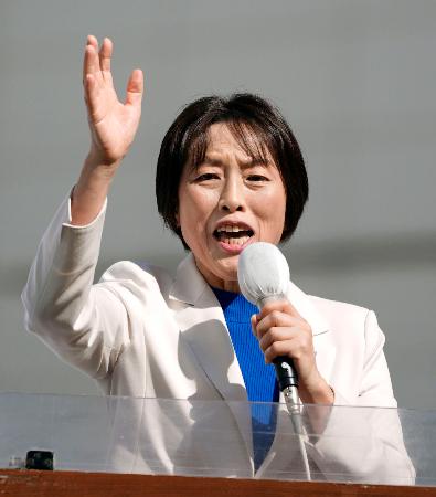 衆院選が公示され、第一声を上げる共産党の田村智子委員長＝１５日午前１０時２７分、東京・池袋