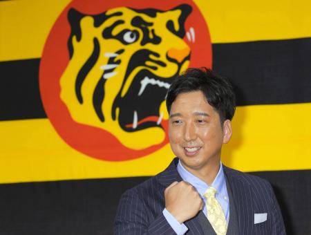 　プロ野球阪神の監督に就任した藤川球児氏＝１５日、大阪市