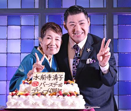 　ケーキを前に喜ぶ水前寺清子（左）と大江裕＝１５日、東京都港区