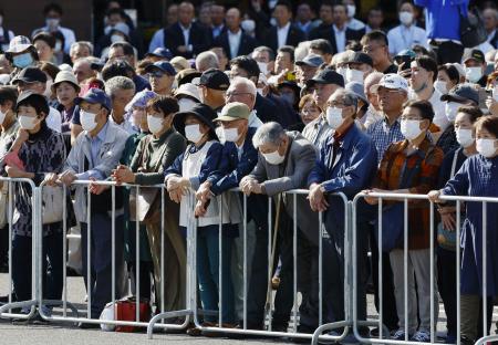 衆院選が公示され、候補者の街頭演説に集まった人たち＝１５日午後、福島県内