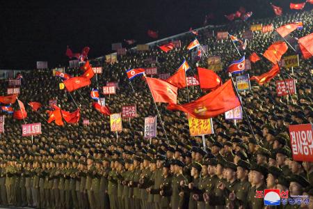 １４、１５両日、軍への入隊や復隊を嘆願して集まった北朝鮮の若者ら（朝鮮中央通信＝共同）