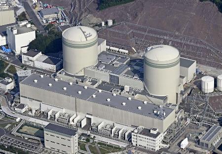 関西電力高浜原発の１号機（右）と２号機＝２０２３年１１月、福井県高浜町