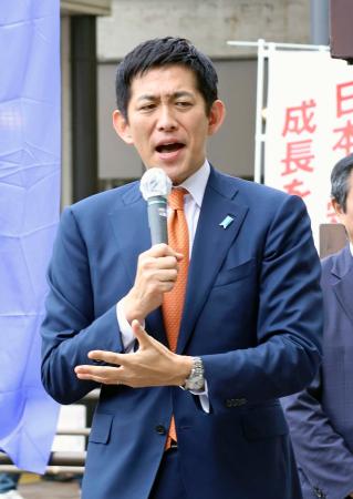 　千葉市で街頭演説を行う自民党の小林元経済安保相＝１６日午前