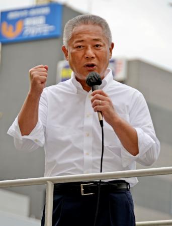 　街頭演説する日本維新の会の馬場代表＝１６日午前、東京都江戸川区