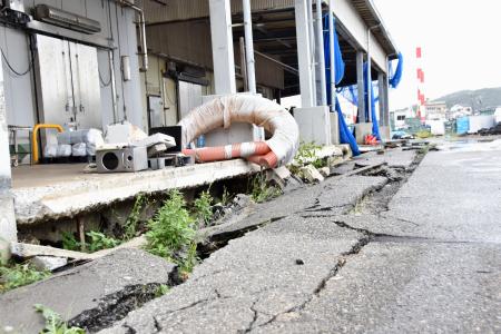 地震で被災し、地面がひび割れたままの輪島港＝３日、石川県輪島市