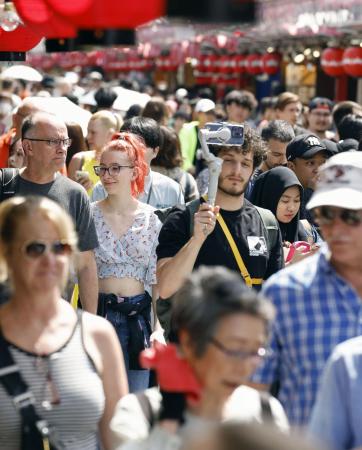 訪日客らでにぎわう東京・浅草の仲見世通り＝４月