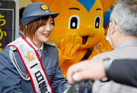 警視庁愛宕署の一日署長に就任し、防犯イベントに出席した柔道女子の角田夏実選手＝１６日午前、東京都港区