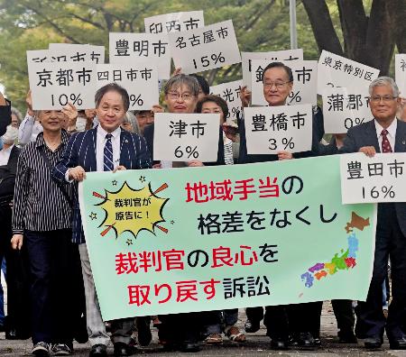 名古屋地裁に向かう津地裁の竹内浩史判事（中央）と弁護団ら＝１６日午前