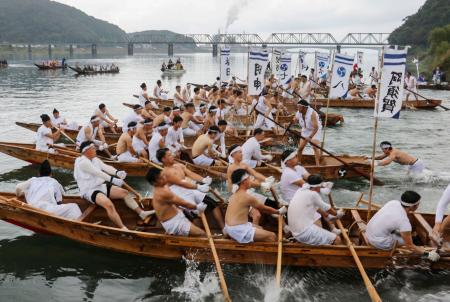 三重県との県境を流れる熊野川で行われた熊野速玉大社の神事「御船祭」の早船競漕＝１６日午後