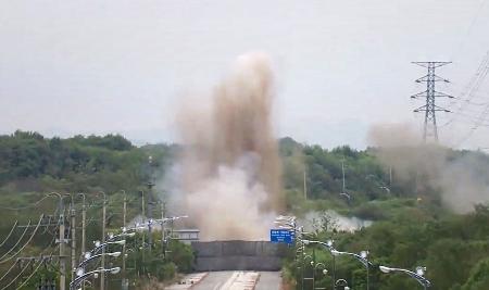 １５日、韓国軍が北朝鮮による京義線の道路爆破を捉えた映像の一場面（韓国軍提供・聯合＝共同）