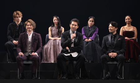 発表会に登場した（前列左から）佐藤隆紀、吉原光夫、飯田洋輔と出演者ら＝東京都千代田区