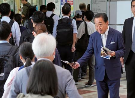 千葉市で有権者らにビラを配る立憲民主党の野田代表＝１７日午前