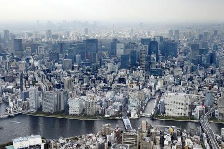 東京都心のビル群＝２０２３年１１月