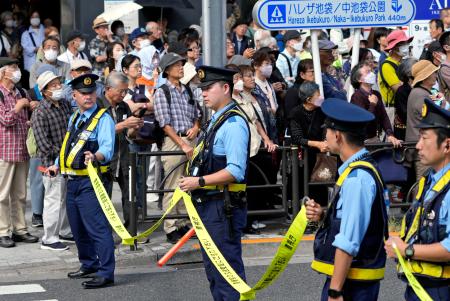 衆院選が公示された１５日、与野党幹部の街頭演説に厳戒警備で臨む警視庁の警察官＝東京・池袋